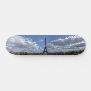 Skateboard Vista panorámica de la torre Eiffel desde Trocader