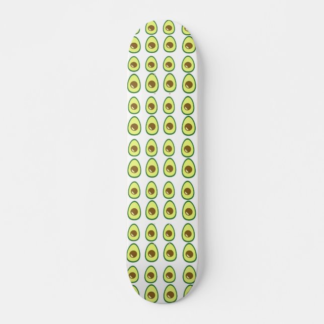 Skateboard Vocado verde rebanado sobre blanco