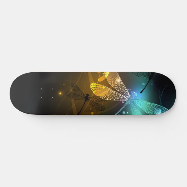 Skateboard Vuelo de libélula luminosa verde (Horz)