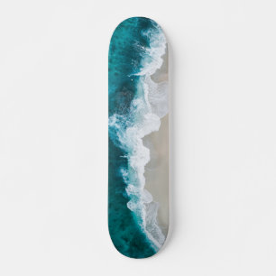 Skateboard Waves del océano playa