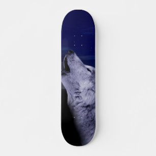 Skateboard Wolf gritando en la luna en el mar