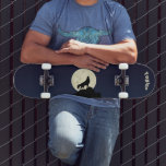 Skateboard Wolf Howling en el Ilustracion de la Luna Personal<br><div class="desc">Muestra tu lado salvaje con esta patineta personalizada. Cuenta con un ilustracion de silueta de un lobo de negro que aullaba en una luna amarillo pálido, lo que lo hace perfecto para todo aquel que ame los animales. Esta cubierta de patinaje está lista para ser personalizada con un nombre u...</div>