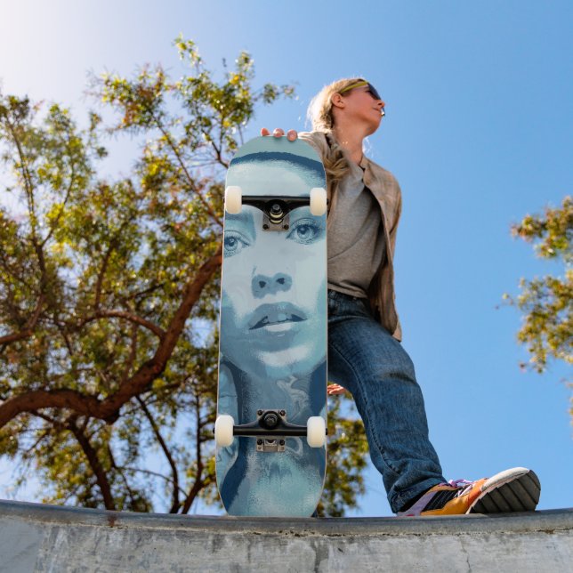 Skateboard "Woman in Blue" (Exterior 1)