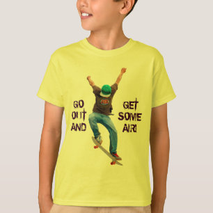 Skateboarder recibe algunas camisetas de la calle 
