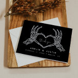 Skeleton Heart Hands Boda Gracias Tarjeta<br><div class="desc">Esta tarjeta de agradecimiento de inspiración gótica incluye manos esqueléticas y un diseño oscuro y monótono. Edite la mayoría de los textos TODOS los colores para hacer que este programa de boda móvil se ajuste a sus necesidades de evento estilo personal. Seleccione "personalizar esta plantilla" para ver todas las opciones...</div>