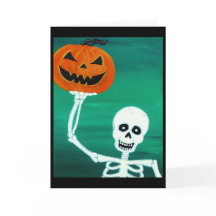 Skeleton sostiene la tarjeta de bienvenida de cala