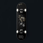 Skull "tu turno" Skateboard con cita personalizada<br><div class="desc">Haz que este skateboard sea tu propio agregando tu texto. Para acceder a las herramientas de edición avanzadas, vaya a "Personalizar esta plantilla" y haga clic en "Detalles", desplácese hacia abajo y presione el enlace "clic para más personalizares". Ideal para cualquier ocasión, como cumpleaños o graduación, para patinadores al aire...</div>
