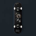 Skull "tu turno" Skateboard con cita personalizada<br><div class="desc">Haz que este skateboard sea tu propio agregando tu texto. Para acceder a las herramientas de edición avanzadas, vaya a "Personalizar esta plantilla" y haga clic en "Detalles", desplácese hacia abajo y presione el enlace "clic para más personalizares". Ideal para cualquier ocasión, como cumpleaños o graduación, para patinadores al aire...</div>