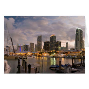 Skyline financiero de Miami al atardecer