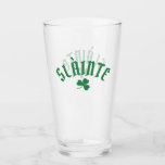 SLÀINTE Funny Irish St. Patrick's Day Green Clover<br><div class="desc">Escritura divertida pero simple que dice "SLÀINTE" significa ovaciones en Escocia junto a un trébol. ¡Perfecto para vestir el Día de San Patricio!</div>