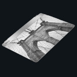 Smart Cover Para iPad Clausura del puente de Brooklyn<br><div class="desc">Detalles arquitectónicos del cierre del puente Guay en blanco y negro de Brooklyn,  foto en blanco y negro</div>