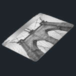 Smart Cover Para iPad Clausura del puente de Brooklyn<br><div class="desc">Detalles arquitectónicos del cierre del puente Guay en blanco y negro de Brooklyn,  foto en blanco y negro</div>