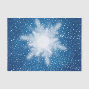 Snowflake en papel de té en cielo azul en invierno