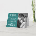 Snowflakes Chalkboard Foto Tarjeta de saludo, Verd<br><div class="desc">Tarjeta de felicitación de fotos Chalkboard Chalkboard, moderna y de moda con copas de nieve en blanco, con un toque de pizarra turquesa y elegantes copos de nieve. Esta tarjeta de moda es perfecta para enviar saludos de vacaciones. Personalizar con su propia foto familiar y el saludo personalizado de su...</div>