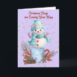 Snowman abraza tarjetas de Navidades<br><div class="desc">Un hombre de nieve abraza a los Navidades con una tarjeta de un lindo muñeco de nieve parado en un contenedor con decoraciones alrededor. Las palabras en el interior se pueden cambiar.</div>