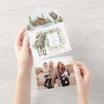 Snowy Winter House con Moose | Tarjeta de Navidade<br><div class="desc">Esta hermosa tarjeta de Navidades cuenta con una acogedora casa con nieve en el suelo y un bonito muñeco de nieve en las inmediaciones. Un alce parado en la nieve frente a la casa. En el centro hay un saludo que puedes cambiar y un lugar que personalizar con tu nombre...</div>