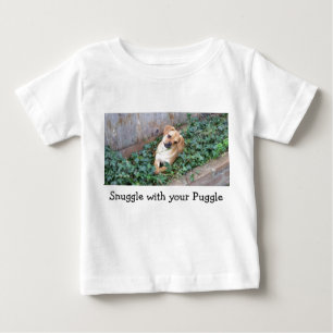 Snuggle con su camiseta del bebé de Puggle