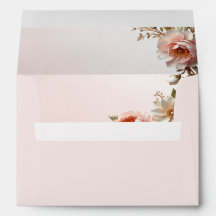 Sobre con Flores Decorativas Rosadas y Blancas