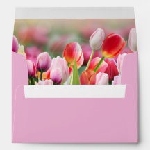 Sobre elegante y colorido de Tulip Florals