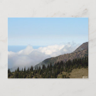 Sobre la tarjeta postal de nubes