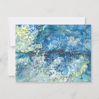 Sobre las montañas sobre la postal del mar