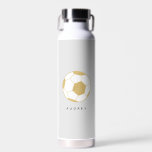 Soccer Sports Nombre personalizado Botella de agua<br><div class="desc">Esta botella de agua personalizada con una pelota de fútbol de oro deleitará a los amantes del fútbol en su vida. El texto es personalizable. Parte de una colección de Parcel Studios. *El detalle del Relieve metalizado dorado se simula. El Relieve metalizado real no se utilizará en el producto final....</div>