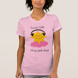 Sol feliz de la nube rosada con la camiseta de los