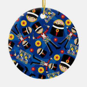 Soldado del cascanueces que juega el ornamento de