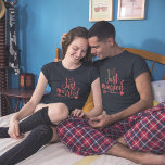 Solo con camisetas casadas<br><div class="desc">Solo casada como una pareja recién casada,  muestra tu estado con estas camisetas a juego que vienen en una variedad de colores. El texto es una imagen,  no tipeada,  por lo que también se puede cambiar a cualquier color que le guste.</div>