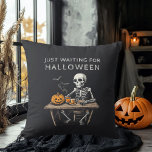 "Solo espero el Cojín decorativo de Halloween | Di<br><div class="desc">Traiga un toque de espeluznante encanto a su casa con este Cojín decorativo de "Just Waiting for Halloween". Con un diseño de esqueleto lúdico, este cojín es perfecto para los amantes de Halloween que adoran celebrar la temporada durante todo el año. Ya sea que esté decorando su sala de estar,...</div>