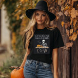 "Sólo espero por la camiseta de los esqueletos de<br><div class="desc">Prepárate para la época más espantosa del año con esta camiseta de esqueleto "Esperando Halloween". Perfecto para los que no pueden esperar al 31 de octubre, esta camisa presenta un diseño humorístico del esqueleto que es ideal para agregar vibraciones espeluznantes a sus festividades de verano o Halloween. Ya sea que...</div>