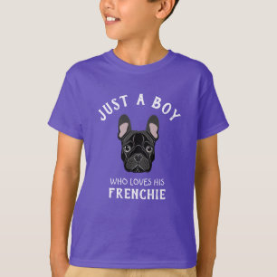 Solo un chico que ama su camiseta francesa