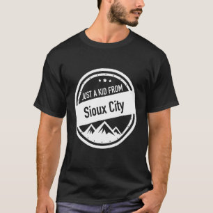 Solo un niño de la ciudad de Sioux, la camiseta de