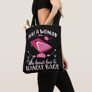 Sólo una mujer que sabe manejar las bolsas Cornhol