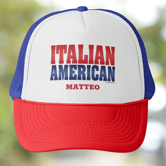Sombrero camionero italiano-estadounidense persona (Italian American Bold Red and Navy Fonts Personalized Trucker Hat)