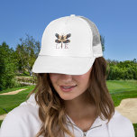 Sombrero de camión<br><div class="desc">Esta libélula de estilo de arte folclórico tiene colores ricos y un Monograma para sus iniciales de primer y último nombre. La plantilla para el monograma es fácil de usar e incluso puede cambiar el color de las letras si lo desea haciendo clic en el botón "editar usando herramienta de...</div>