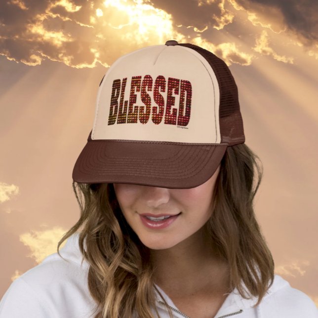 Sombrero de camionero bendito - Afirmación falsa d (Woman wearing tan/brown Trucker Hat that says Blessed in Faux Mettalic Letters, Rays of Light in Sky)