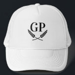 Sombrero de camionero blanco con logotipo de monog<br><div class="desc">Sombrero de camionero blanco con el logotipo del monograma del escudo de laurel. Personalice con sus propias iniciales de nombre. Ideal para deportes y eventos.</div>