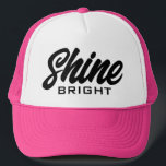 Sombrero de camionero brillante con cita motivador<br><div class="desc">Sombrero de camionero brillante con cita motivacional. gorra de béisbol rosa personalizado con tipografía de escritura. Diseño elegante con letras a mano. Disponible en diferentes colores. Añade tu propia cita o dice opcionalmente. Idea de regalo de cumpleaños divertida para amigos y familia.</div>