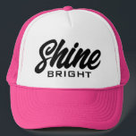 Sombrero de camionero brillante con cita motivador<br><div class="desc">Sombrero de camionero brillante con cita motivacional. gorra de béisbol rosa personalizado con tipografía de escritura. Diseño elegante con letras a mano. Disponible en diferentes colores. Añade tu propia cita o dice opcionalmente. Idea de regalo de cumpleaños divertida para amigos y familia.</div>