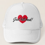 Sombrero de camionero con puntillas para la pareja<br><div class="desc">Solo un sombrero de camionero con puntillas para una pareja recién casada. Diseño de corazón rojo lindo con tipografía de escritura. Añade tu propio nombre de novia y novio más la fecha del matrimonio opcionalmente.</div>