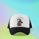 Sombrero de camionero de perro pastor alemán<br><div class="desc">Este diseño presenta un hermoso ilustracion de un majestuoso y fiel Pastor Alemán rodeado por una variedad de flores delicadas y coloridas. La imagen transmite un sentido de compañerismo, amor y respeto entre los humanos y sus compañeros peludos. Las palabras "Me esfuerzo por ser la persona que mi perro piensa...</div>