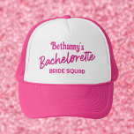 Sombrero de camionero personalizado de bachillerat<br><div class="desc">Vestir al Bride Squad haciendo juego con el sombrero de la bachillerato rosado caliente. Súper lindo por tus días o noches de fiesta juntos celebrando tu bestie. Personalizado con el nombre de la novia en la parte superior y Bachelorette en un guión retro de los años 90. El texto de...</div>