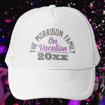 Sombrero para camioneros de vacaciones de la famil<br><div class="desc">Gorra de vacaciones familiares. Gorra de una familia de vacaciones. Gorra con vacaciones familiares y año de vacaciones. Diseño morado y gris.</div>
