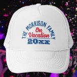 Sombrero para camioneros de vacaciones de la famil<br><div class="desc">Gorra de vacaciones familiares. Gorra de una familia de vacaciones. Gorra con vacaciones familiares y año de vacaciones. Diseño rojo y azul.</div>