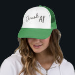 Sombrero unisex para camiones con el logotipo del<br><div class="desc">Sombrero de camionero Unisex AF ebrio: el logotipo se puede mover si es necesario, y se puede agregar texto para personalizar. ¡Recomendamos algo como una etiqueta boda! Nos encanta todo lo que se puede encontrar en esta colección: paleta rosa, verde y negro, tipografía relajada y divertida, y los gráficos Summertime...</div>