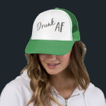 Sombrero unisex para camiones con el logotipo del<br><div class="desc">Sombrero de camionero Unisex AF ebrio: el logotipo se puede mover si es necesario, y se puede agregar texto para personalizar. ¡Recomendamos algo como una etiqueta boda! Nos encanta todo lo que se puede encontrar en esta colección: paleta rosa, verde y negro, tipografía relajada y divertida, y los gráficos Summertime...</div>