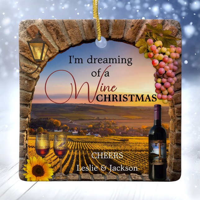Soñando con un ornamento de Navidad de vino (Wine themed Christmas ornament featuring a painting of a Roman arch overlooking a vineyard landscape)