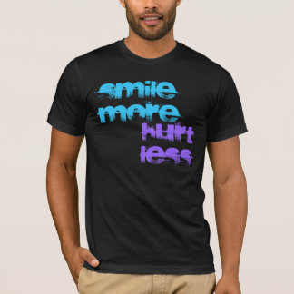 Sonríe dañado menos camiseta