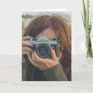 ¡SONRÍE! ¡ES TU CUMPLEAÑOS! CHICA CON TARJETA DE C